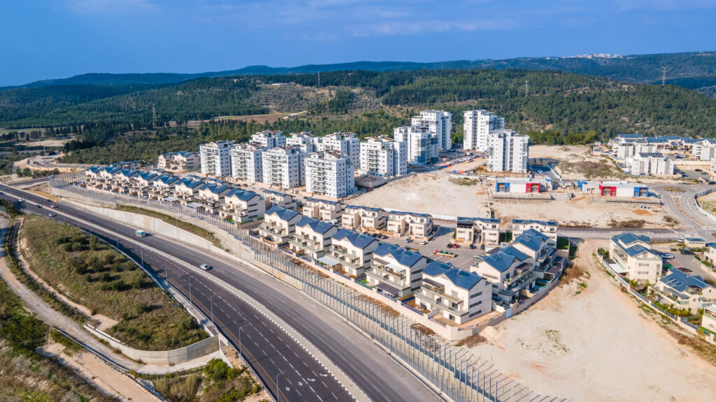עץ השקד ביקנעם מערב UNIK&MORE